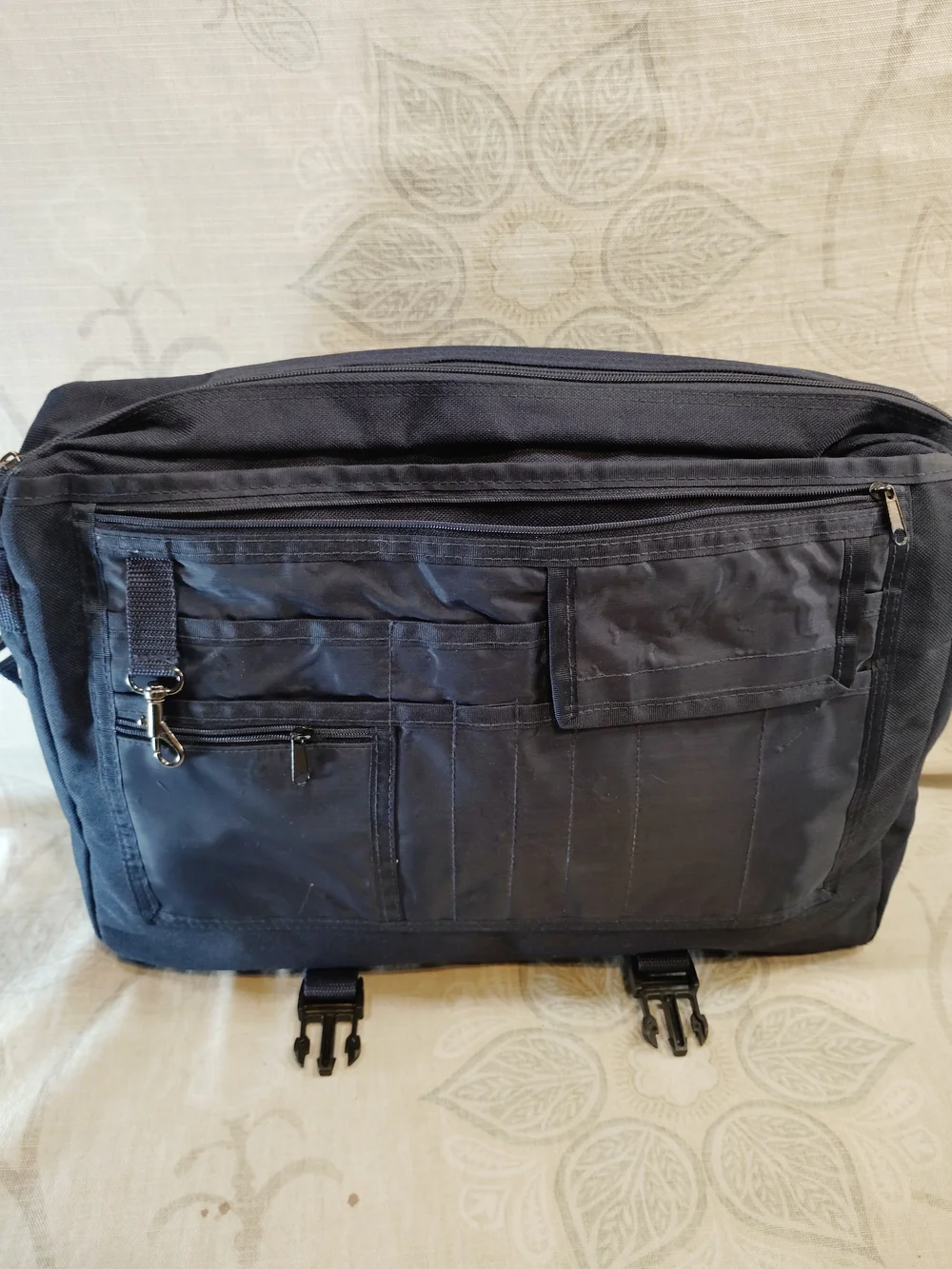 'No Strings Attached' Navy Expandable Messenger Bag